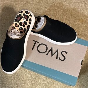 TOMS Black slip on sneakers with Leopard Print Insole